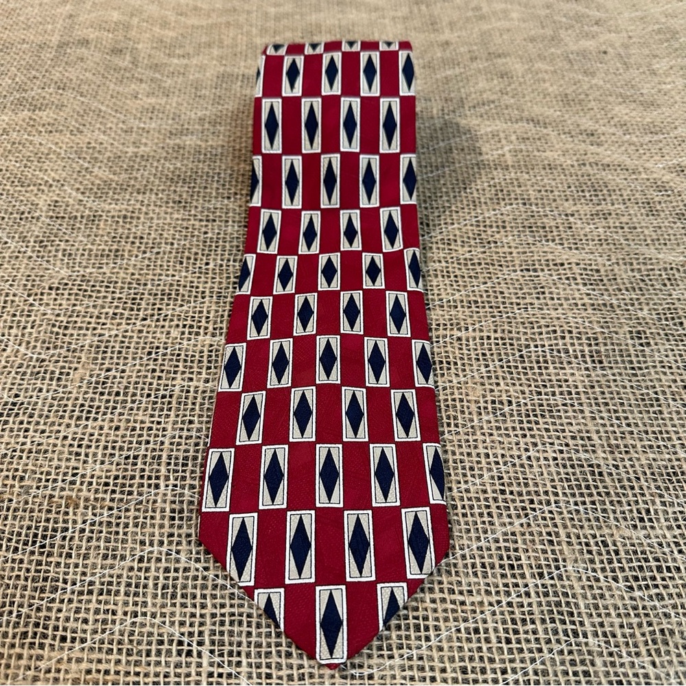 Hickey Freeman 100% Italian Silk Red Navy Cream Diamond Patterned‎ Tie 3.75 X 58